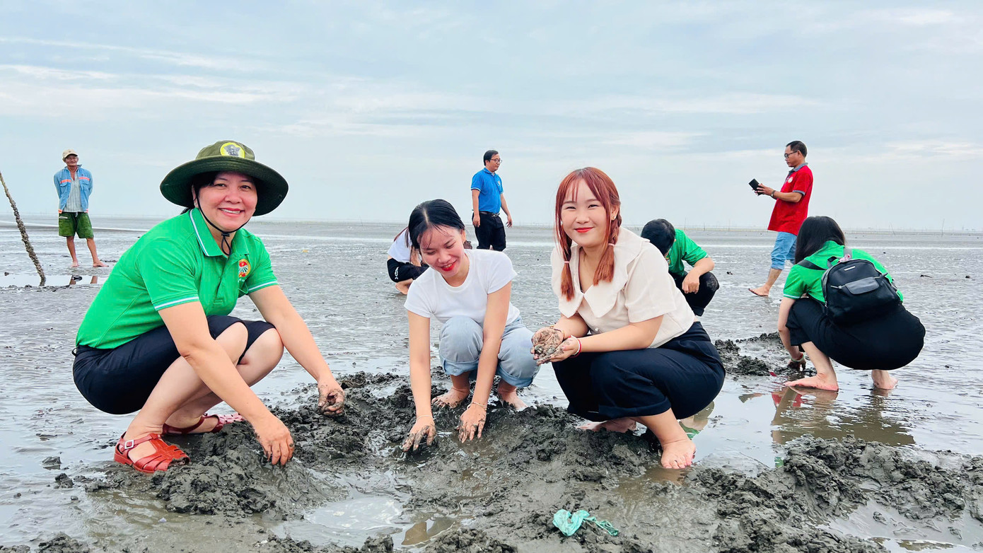 Trải nghiệm thu hoạch nghêu tại bãi biển 30/4, xã Long Hòa. Ảnh: Thanh Tâm Trải nghiệm thu hoạch nghêu tại bãi biển 30/4, xã Long Hòa. Ảnh: Thanh Tâm