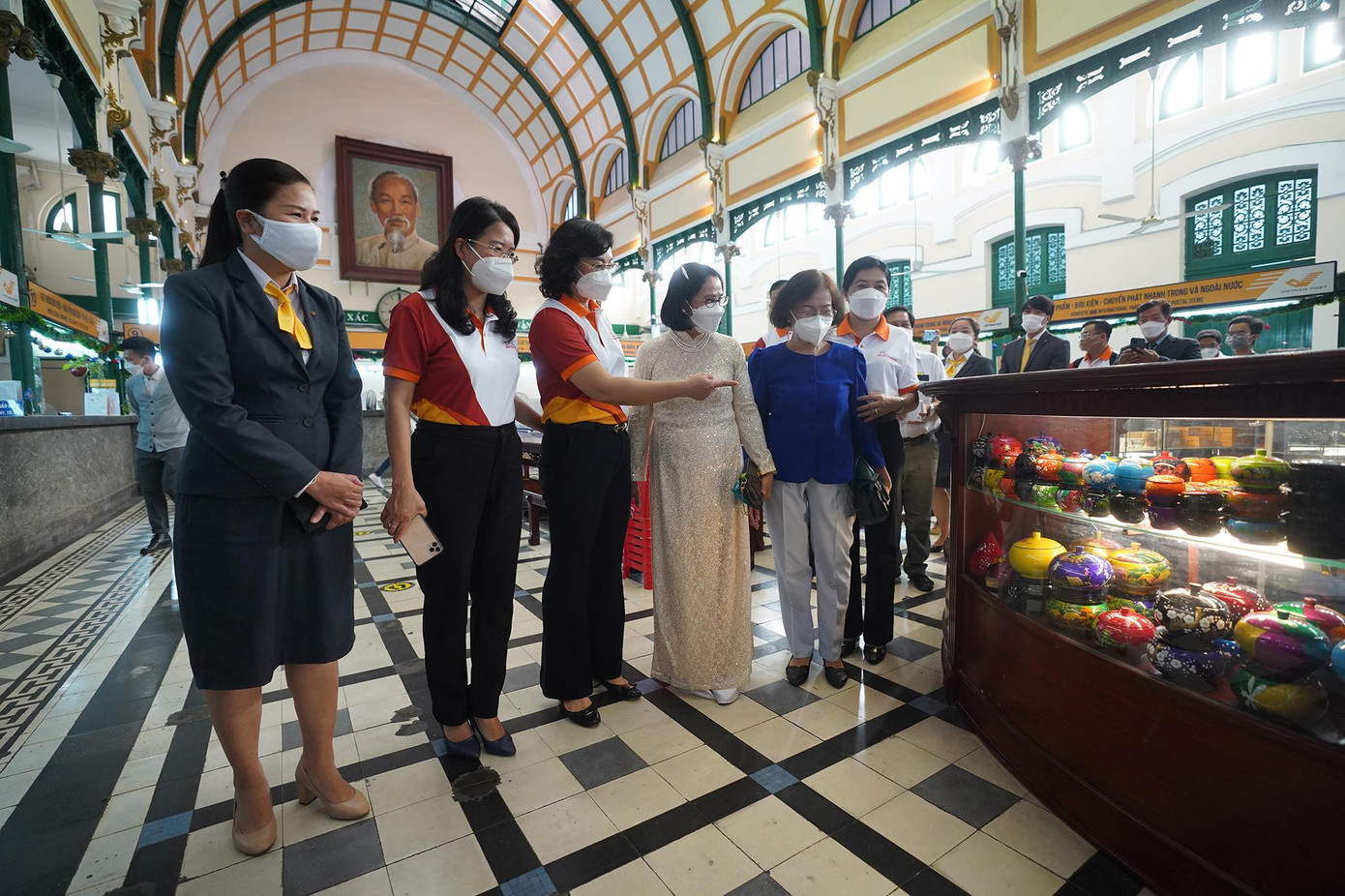 Bà Phan Thị Thắng, Phó Chủ tịch UBND TPHCM giới thiệu những món quà lưu niệm được trưng bày trong Bưu điện Thành phố để giới thiệu cho quan khách. "Tuần lễ Du lịch ‘TPHCM - Thành phố tôi yêu’ không chỉ dừng lại ở giới hạn thời gian 7 ngày, hướng đến việc trở thành sự kiện thường niên của người dân Thành phố và du khách gần xa, tôi đề nghị Sở Du lịch tiếp tục phối hợp các sở, ngành, Thành phố Thủ Đức, 21 quận/huyện tập trung cho công tác phát triển sản phẩm du lịch theo hướng mỗi quận, huyện có ít nhất 1 sản phẩm du lịch đặc trưng để thu hút khách du lịch, xem đây là chìa khóa, động lực gia tăng sự hấp dẫn của điểm đến", bà Thắng cho biết. Bà Phan Thị Thắng, Phó Chủ tịch UBND TPHCM giới thiệu những món quà lưu niệm được trưng bày trong Bưu điện Thành phố để giới thiệu cho quan khách. "Tuần lễ Du lịch ‘TPHCM - Thành phố tôi yêu’ không chỉ dừng lại ở giới hạn thời gian 7 ngày, hướng đến việc trở thành sự kiện thường niên của người dân Thành phố và du khách gần xa, tôi đề nghị Sở Du lịch tiếp tục phối hợp các sở, ngành, Thành phố Thủ Đức, 21 quận/huyện tập trung cho công tác phát triển sản phẩm du lịch theo hướng mỗi quận, huyện có ít nhất 1 sản phẩm du lịch đặc trưng để thu hút khách du lịch, xem đây là chìa khóa, động lực gia tăng sự hấp dẫn của điểm đến", bà Thắng cho biết.