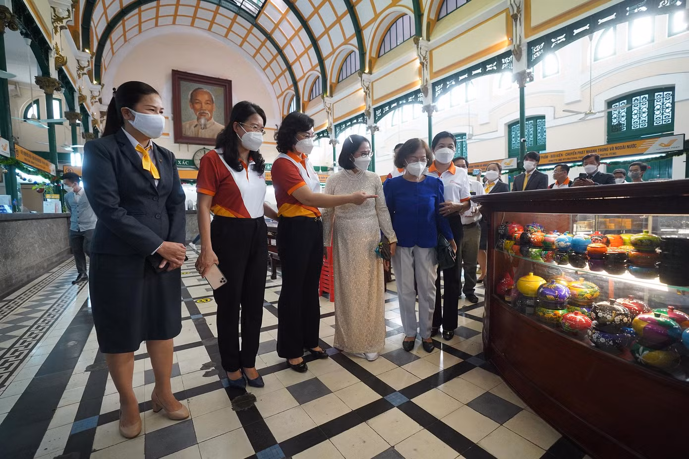 Bà Phan Thị Thắng, Phó Chủ tịch UBND TPHCM giới thiệu những món quà lưu niệm được trưng bày trong Bưu điện Thành phố để giới thiệu cho quan khách. "Tuần lễ Du lịch ‘TPHCM - Thành phố tôi yêu’ không chỉ dừng lại ở giới hạn thời gian 7 ngày, hướng đến việc trở thành sự kiện thường niên của người dân Thành phố và du khách gần xa, tôi đề nghị Sở Du lịch tiếp tục phối hợp các sở, ngành, Thành phố Thủ Đức, 21 quận/huyện tập trung cho công tác phát triển sản phẩm du lịch theo hướng mỗi quận, huyện có ít nhất 1 sản phẩm du lịch đặc trưng để thu hút khách du lịch, xem đây là chìa khóa, động lực gia tăng sự hấp dẫn của điểm đến", bà Thắng cho biết.