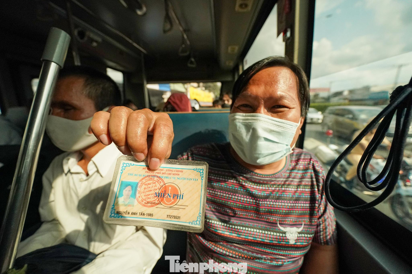 &quot;Mình đi riết nhà xe quen mặt nên cũng không cần trình thẻ. Từ Củ Chi xuống trung tâm thành phố, nếu di chuyển bằng xe buýt không trợ giá là mất 40.000 đồng cho hai chiều, nên tôi chọn xe buýt trợ giá để đi miễn phí theo chế độ dành cho người khuyết tật&quot;, anh Nguyễn Anh Tấn, quê Phan Rang, vào TPHCM mưu sinh từ năm 9 tuổi chia sẻ.