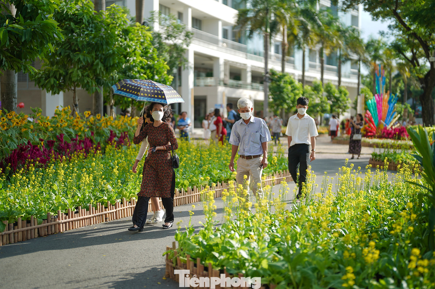 Nhiều du khách lựa chọn đến với đường hoa Phú Mỹ Hưng đầu giờ trưa phần vì thưa người, phần vì đủ ánh sáng để có thể có những bức ảnh ấn tượng.