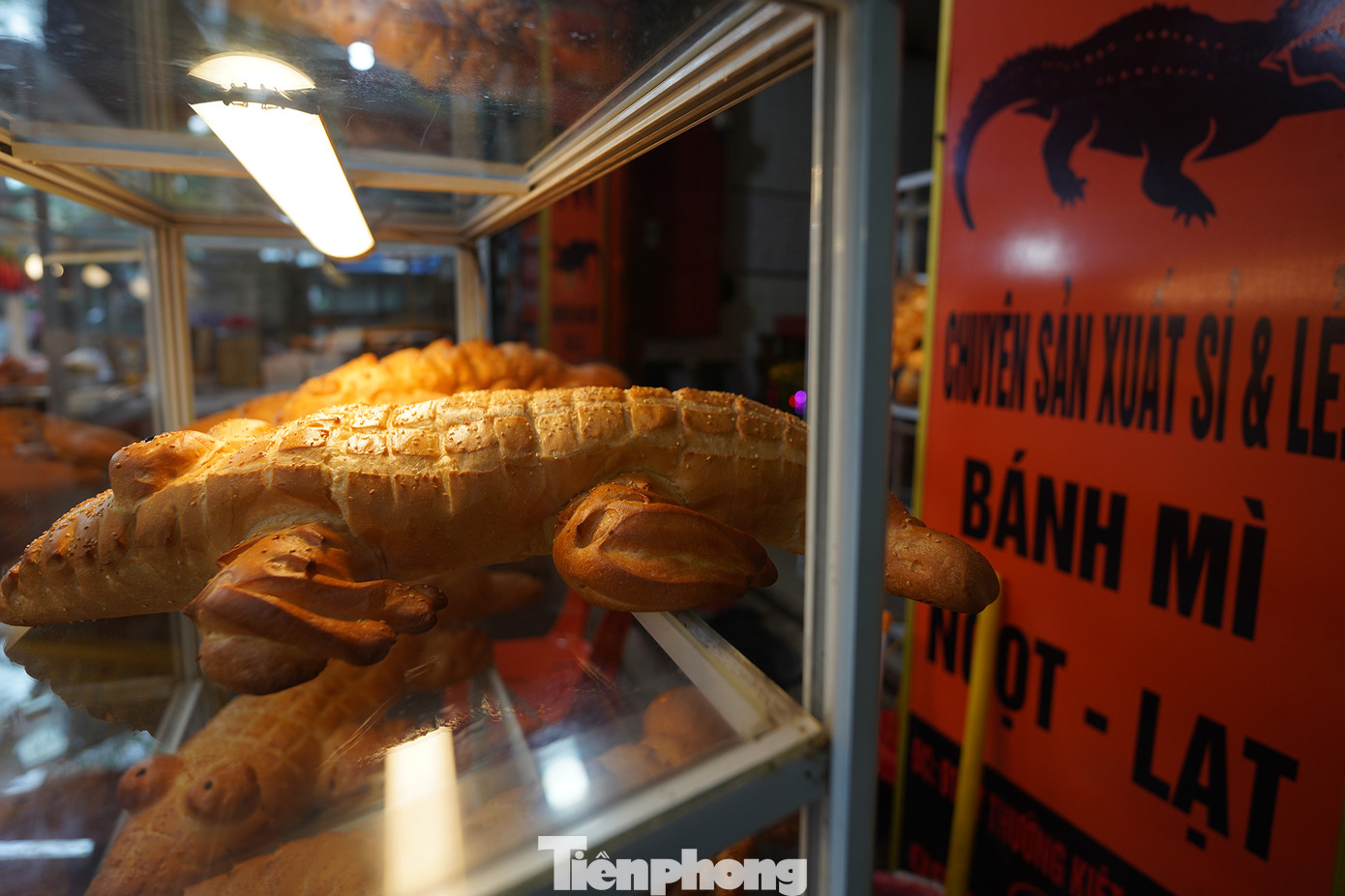 Theo chủ tiệm, bánh được làm mới mỗi ngày, bán không hết phải bỏ bởi không để được qua đêm. Họ có hai đợt nướng bánh sáng sớm và trưa, số lượng tiêu thụ bánh mì hình con vật từ 50-100 chiếc.