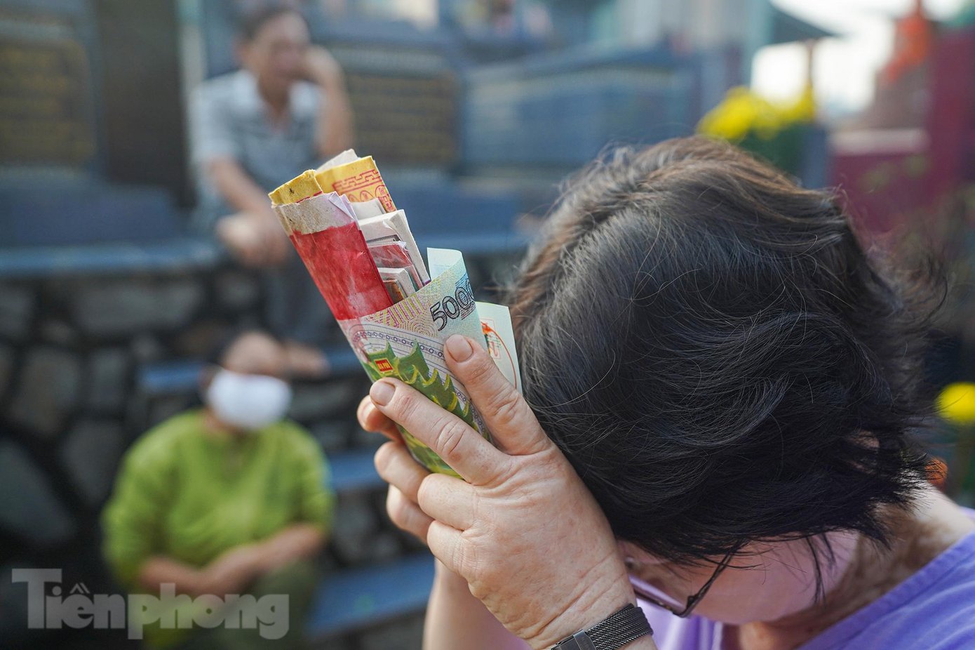 "Đâu đó, chắc sẽ có người xa nhà, không về quê đành thắp một nén nhang trong lòng để nhớ ông bà vì đại dịch. Ai may mắn còn nhiều họ hàng ở quê, thì gửi gắm nhờ tảo mộ ông bà thay cho mình. Mình đi viếng ông bà, thắp nhang cho những ngôi mộ gần bên cũng làm ấm lòng tất cả", bà Nguyễn Thu Tuyết, ngụ quận Bình Thạnh tâm tư. "Đâu đó, chắc sẽ có người xa nhà, không về quê đành thắp một nén nhang trong lòng để nhớ ông bà vì đại dịch. Ai may mắn còn nhiều họ hàng ở quê, thì gửi gắm nhờ tảo mộ ông bà thay cho mình. Mình đi viếng ông bà, thắp nhang cho những ngôi mộ gần bên cũng làm ấm lòng tất cả", bà Nguyễn Thu Tuyết, ngụ quận Bình Thạnh tâm tư.