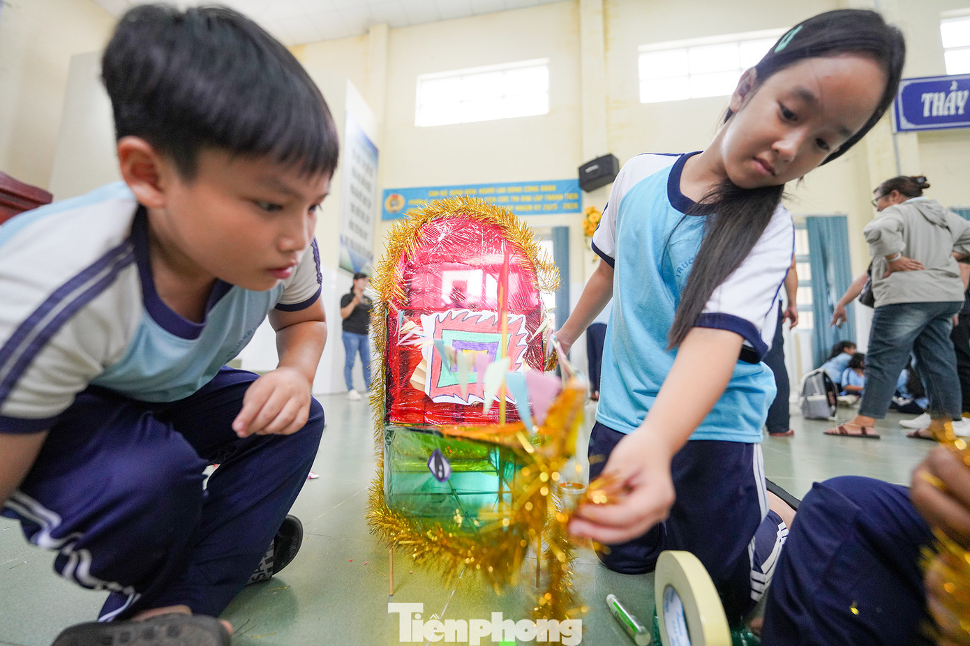 Nhóm các bé của Trường tiểu học Long Thạnh với chiếc đèn lồng hình chiếc thuyền Nghinh Ông.