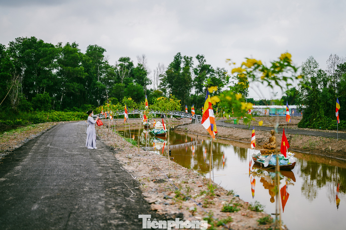 Con đường nằm khuất sau các gian hàng nên nhiều Phật tử vẫn chưa biết đến.