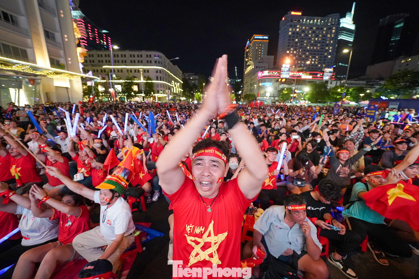 Vừa xong giải lao, người hâm mộ lại được cơ hội cổ vũ, ăn mừng cú đúp của Tiến Linh ở phút 47. Trong pha phạt góc, Hùng Dũng thực hiện cú đá tuyệt đẹp để Tiến Linh bật cao lắc đầu vào góc xa khiến Nadeo bất lực Vừa xong giải lao, người hâm mộ lại được cơ hội cổ vũ, ăn mừng cú đúp của Tiến Linh ở phút 47. Trong pha phạt góc, Hùng Dũng thực hiện cú đá tuyệt đẹp để Tiến Linh bật cao lắc đầu vào góc xa khiến Nadeo bất lực