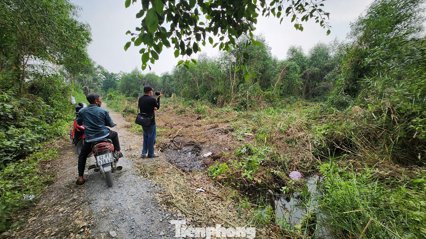 Người dân hiếu kỳ tìm đến nơi nghi phạm đã ẩn nấp. &quot;Cơ quan chức năng đã bắt được nghi phạm nên người dân yên tâm rồi, mấy ngày nay tôi không dám ra đường&quot;, một người dân chia sẻ.