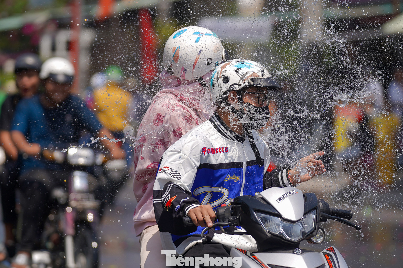 Một số người đi đường gặp vạ lây khi bị tạt nước như đối với những người hóa trang thành ma quỷ.