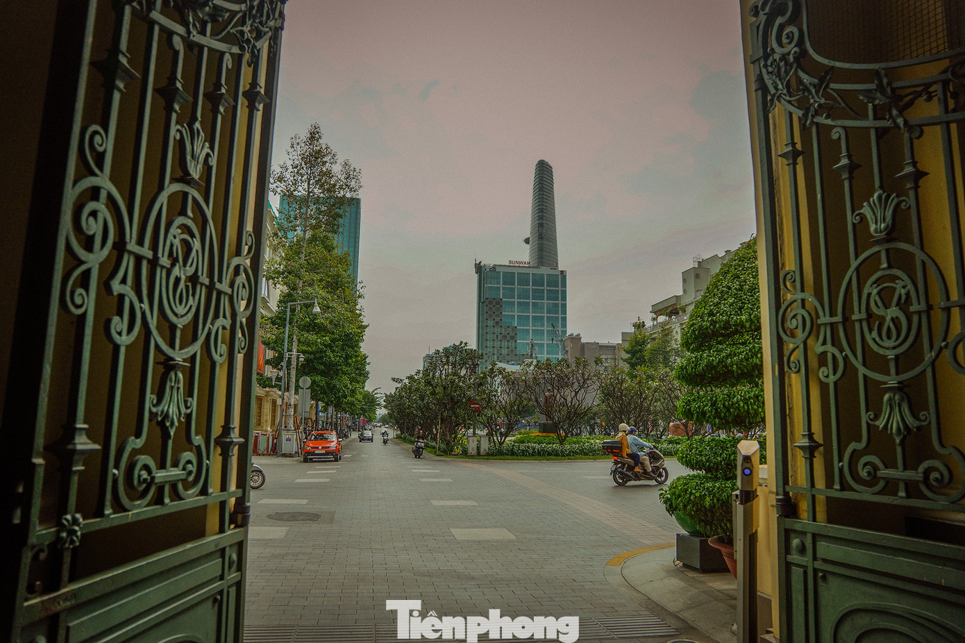 Góc nhìn ra phố đi bộ Nguyễn Huệ từ lối đi thường nhật của cán bộ, viên chức, người dân đến liên hệ công tác...