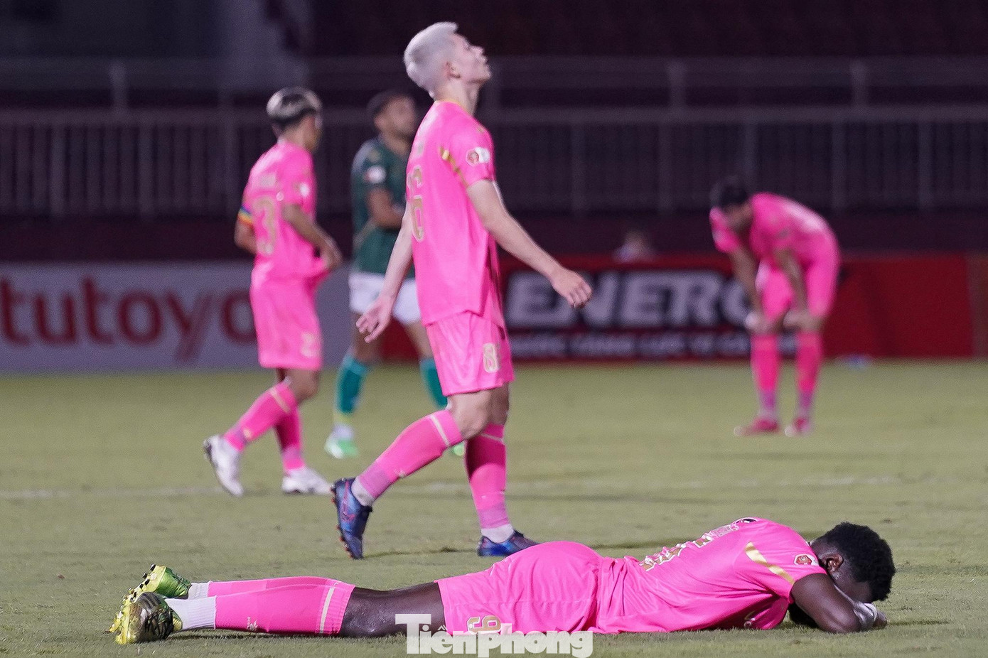 Những nỗ lực của CLB Sài Gòn trong cuộc đua thoát khỏi vị trí cuối bảng sau lượt đi đã bất thành khi để thua 1-2 trước CLB TPHCM trong trận “derby” giữa hai đội cùng Thành phố vào tối 20-8 trên sân Thống Nhất. Những nỗ lực của CLB Sài Gòn trong cuộc đua thoát khỏi vị trí cuối bảng sau lượt đi đã bất thành khi để thua 1-2 trước CLB TPHCM trong trận “derby” giữa hai đội cùng Thành phố vào tối 20-8 trên sân Thống Nhất.