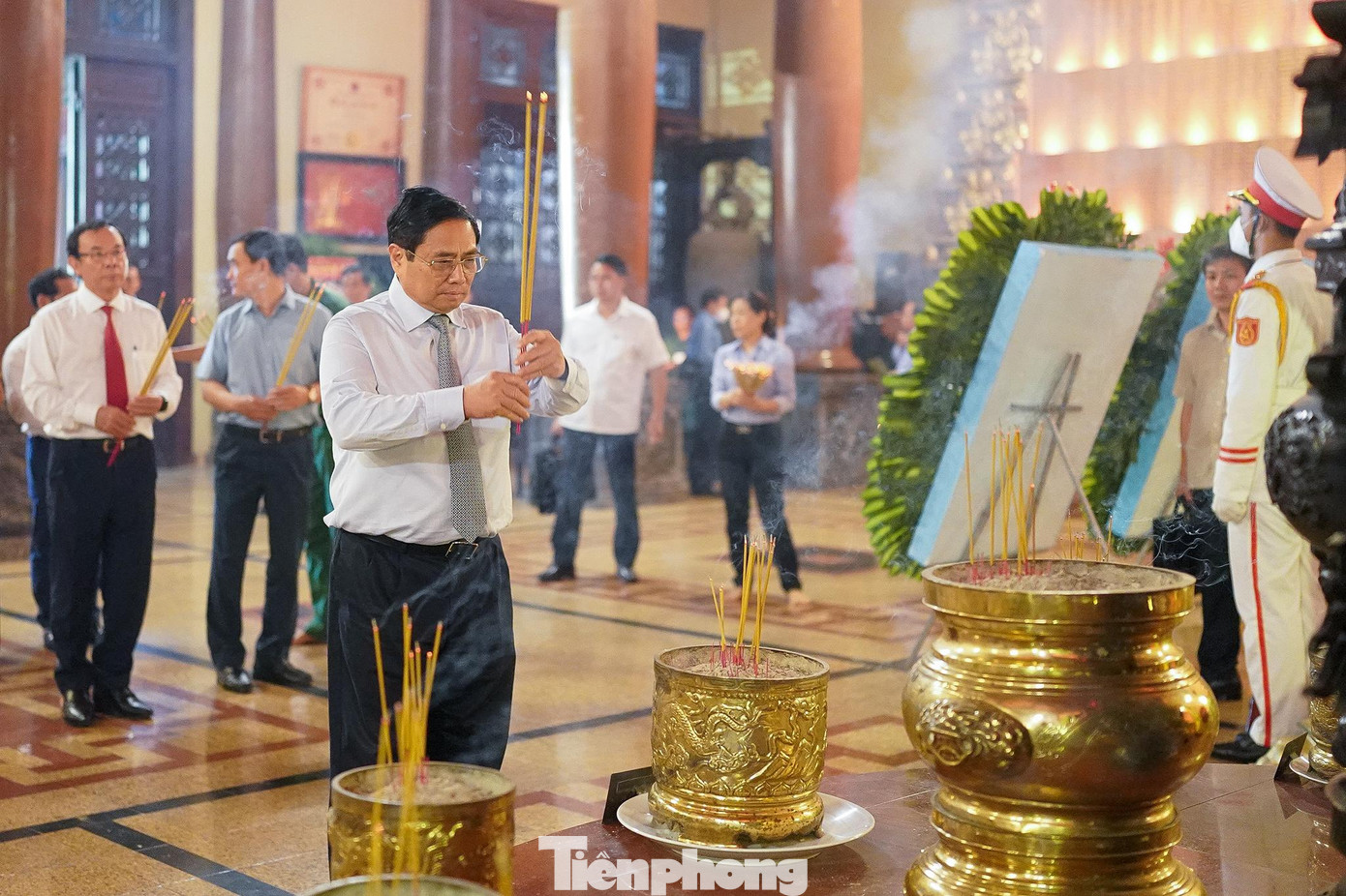 Thủ tướng Chính phủ Phạm Minh Chính đến đặt vòng hoa và dâng hương tưởng niệm các Anh hùng liệt sĩ tại Đền Tưởng niệm liệt sĩ Bến Dược.