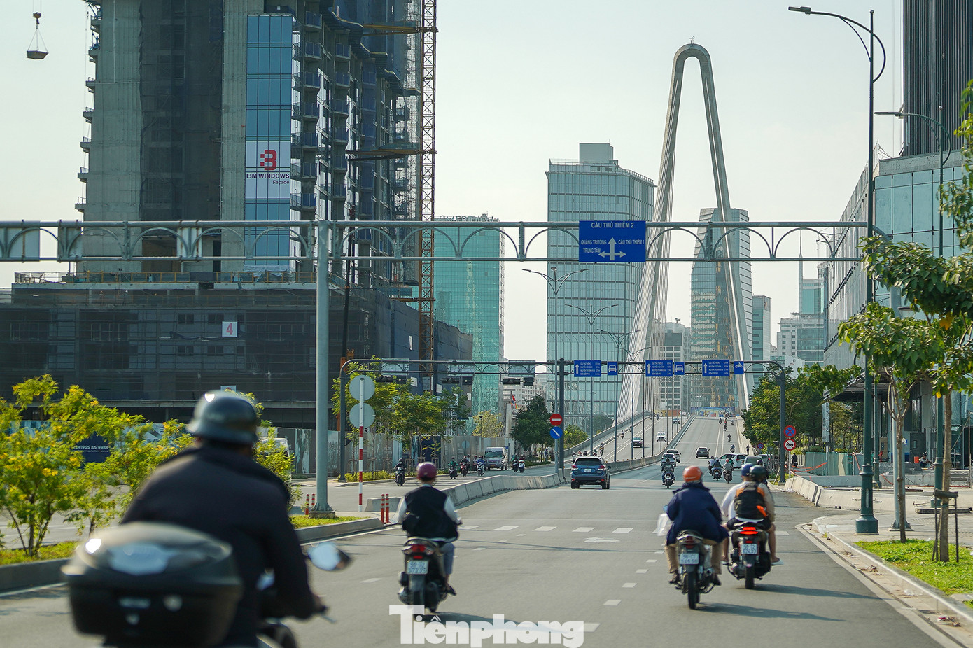 Vào tháng 4/2022 cầu Ba Son - Thủ Thiêm 2 bắc qua sông Sài Gòn đã chính thức được thông xe sau 7 năm trễ hẹn. Cây cầu này có chiều dài gần 1,5 km, kết nối quận 1 với phân khu chức năng số 1 của bán đảo Thủ Thiêm. Cách cầu Ba Son không xa là cầu Thủ Thiêm 1, đã đưa vào sử dụng năm 2007, kết nối từ quận Bình Thạnh. Trong tương lai, thành phố sẽ đầu tư xây dựng Cầu Thủ Thiêm 3 và 4, nối quận 4, quận 7 với Khu đô thị Thủ Thiêm. Các công trình khi hoàn thành sẽ kết nối, hình thành hệ thống giao thông hoàn chỉnh cho khu vực và khu đô thị mới này.