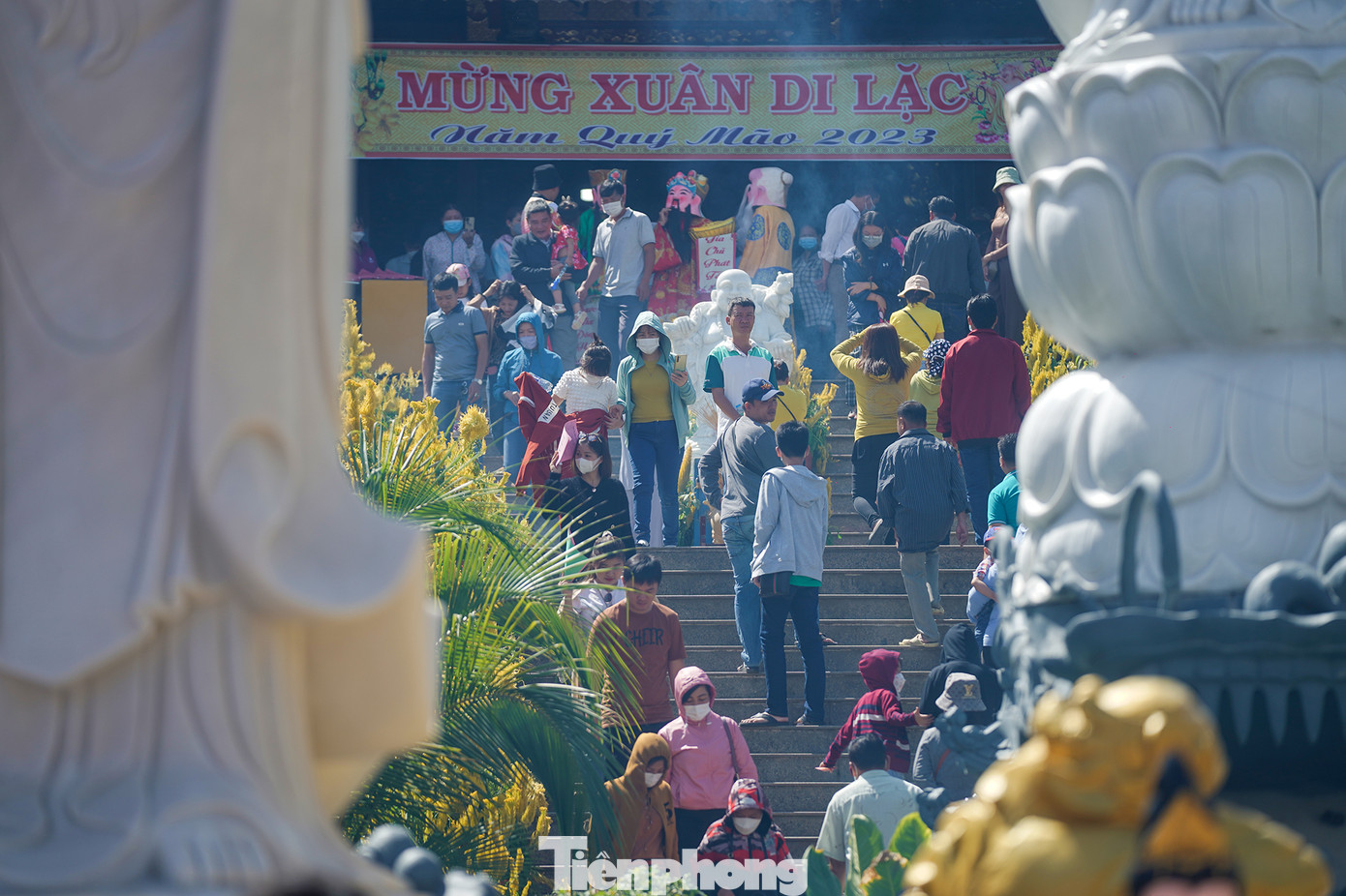 Tọa lạc giữa trung tâm chùa Phước Long là chánh điện uy nghi và cổ kính. Tòa nhà đang còn dang dở trong quá trình hoàn thành nhưng cuốn hút nhiều du khách tham quan.