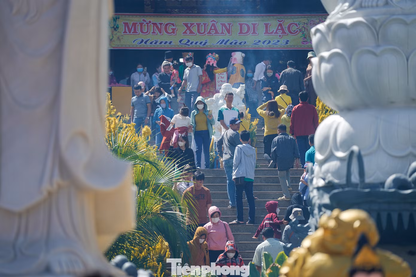 Tọa lạc giữa trung tâm chùa Phước Long là chánh điện uy nghi và cổ kính. Tòa nhà đang còn dang dở trong quá trình hoàn thành nhưng cuốn hút nhiều du khách tham quan.