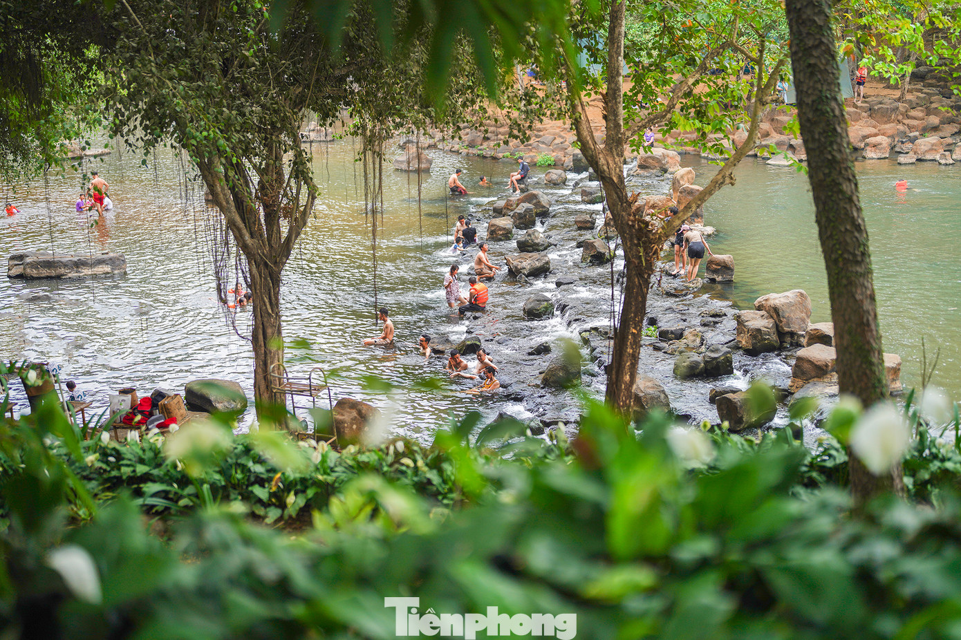 Tuần này, các thành viên trong nhà bàn nhau đi tắm thác thì thấy chỗ này đúng là mát mẻ thật. Nắng nóng như này mà tắm thác dưới bóng cây thì còn gì bằng", anh Nguyễn Quốc Linh (ngụ quận 7, TPHCM) chia sẻ.