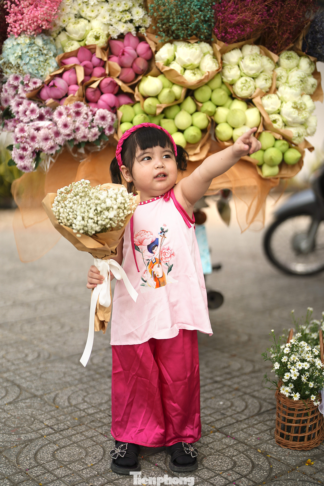 Theo anh Minh Ngọc, nắm bắt nhu cầu chụp ảnh, anh chọn các kiểu xe cũ, trang trí hoa làm bối cảnh và thu phí mỗi người 20.000 đồng.