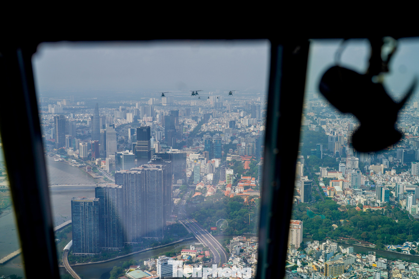 Biên đội bay qua Thảo Cầm Viên.