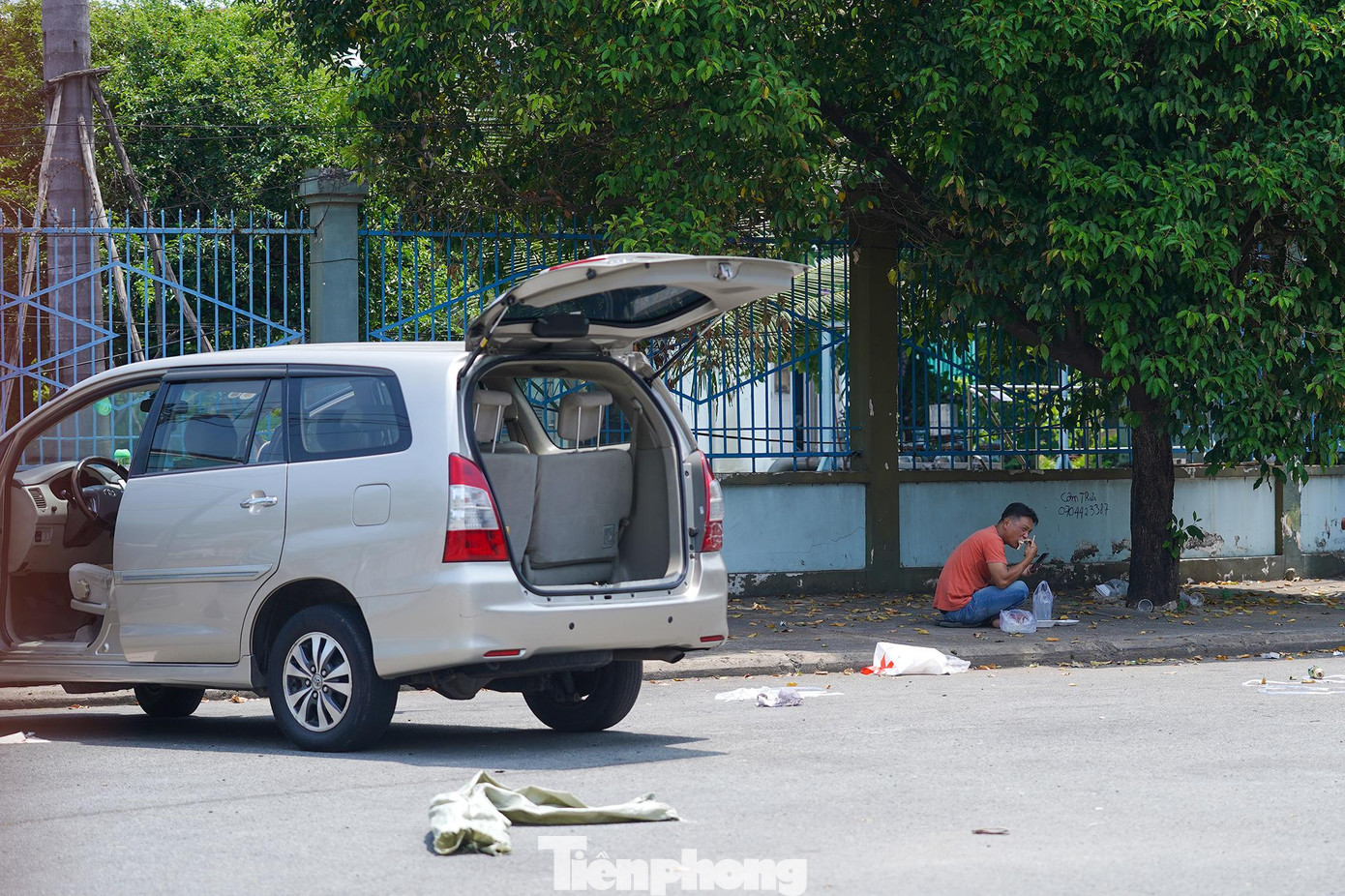 Một bác tài lái thuê dùng bữa trưa dưới tán cây, phía sau anh là ô tô của chủ doanh nghiệp phải mở hết cửa để thoát hơi, phòng khi có lệnh điều xe bất chợt thì sẽ nhanh chóng mát khi bật máy lạnh. Một bác tài lái thuê dùng bữa trưa dưới tán cây, phía sau anh là ô tô của chủ doanh nghiệp phải mở hết cửa để thoát hơi, phòng khi có lệnh điều xe bất chợt thì sẽ nhanh chóng mát khi bật máy lạnh.