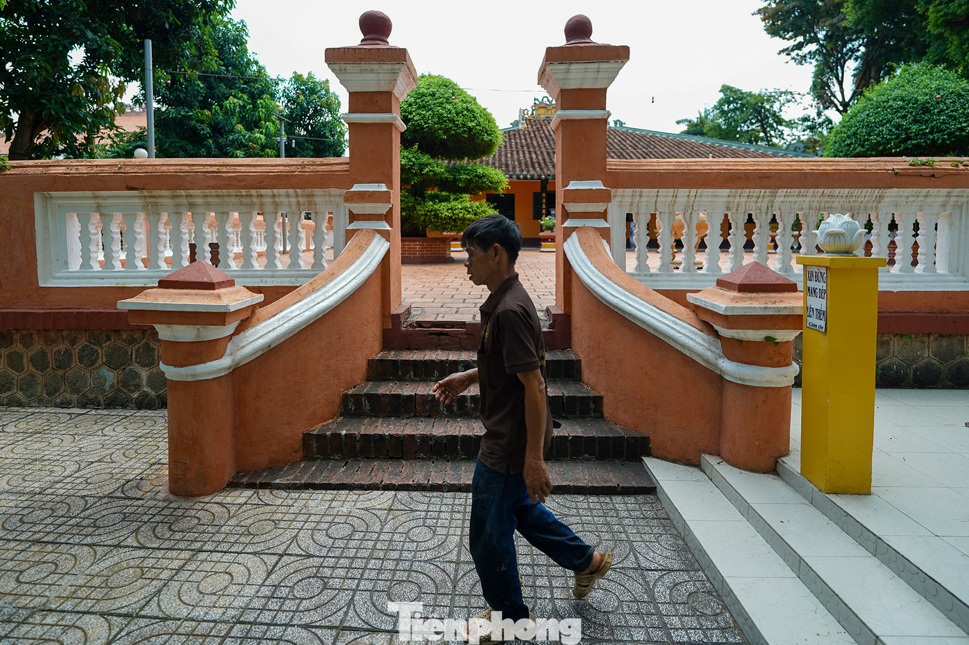 Chùa Giác Lâm còn có các tên khác như Cẩm Sơn, Sơn Can hay Cẩm Đệm. Từ khi thành lập cho đến năm 1742, chùa chỉ là một ngôi nhà tranh vách đất, còn gọi là Niệm Phật đường.