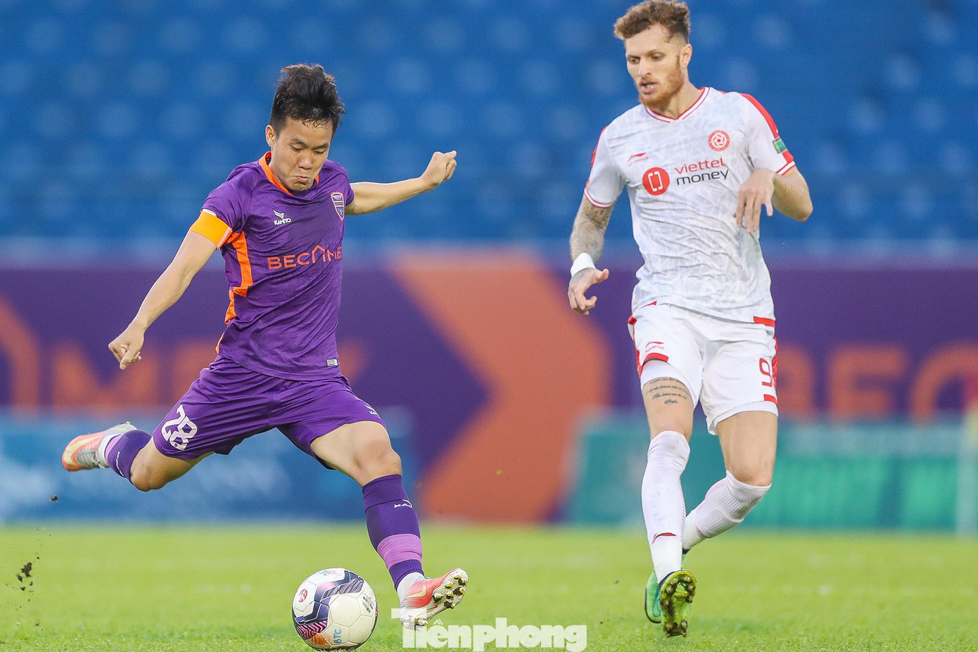 Hai đội nhập cuộc khá thận trọng và B.Bình Dương là những người nắm thế chủ động, đặc biệt bàn thắng đã đến với họ từ khá sớm. Phút thứ 8, bóng được Tiến Linh tạt ngang cho Văn Vũ để anh này có cú sút xa từ ngoài 30m mở tỷ số 1-0 cho chủ nhà. Hai đội nhập cuộc khá thận trọng và B.Bình Dương là những người nắm thế chủ động, đặc biệt bàn thắng đã đến với họ từ khá sớm. Phút thứ 8, bóng được Tiến Linh tạt ngang cho Văn Vũ để anh này có cú sút xa từ ngoài 30m mở tỷ số 1-0 cho chủ nhà.