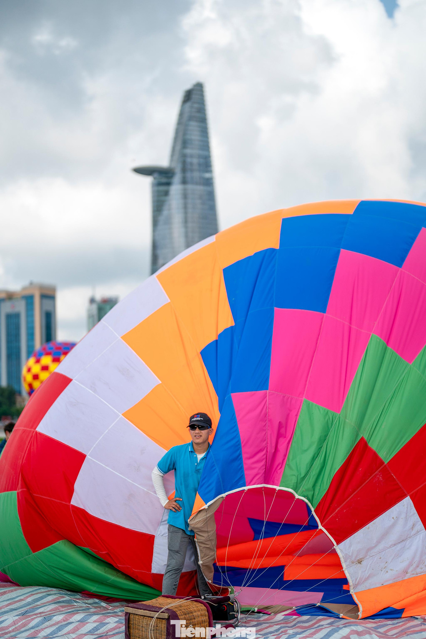 Trong khuôn khổ Lễ hội &quot;Tết Độc Lập&quot;, ngoài 2 khinh khí cầu lớn nhất được dùng để kéo đại kỳ sẽ có 8 khinh khí cầu nhỏ hơn sẽ được thả lên nền trời TPHCM. Các khinh khí cầu nhỏ hơn này sẽ được thả lên cùng thời điểm 2 khinh khí cầu kéo là quốc kỳ.