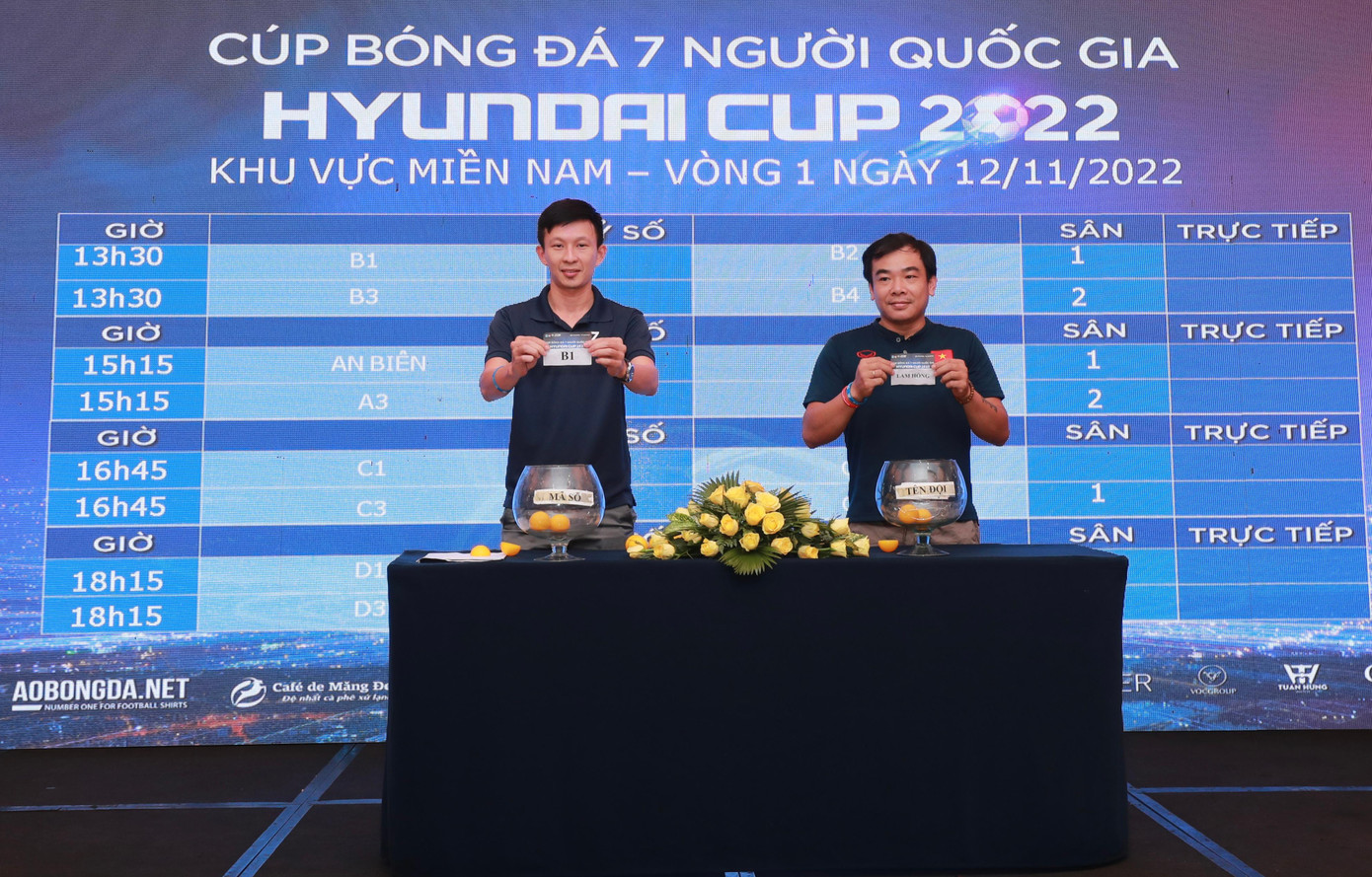 VSC-S2 sẽ bắt đầu với vòng loại khu vực miền Nam, tranh tài từ ngày 12/11 đến 10/12 trên sân Gia Định (quận Bình Thạnh), với sự tham dự của 16 đội. Kế đó là vòng loại khu vực miền Bắc, diễn ra từ ngày 13/11 đến 11/12 tại sân Trung tâm Văn hóa - Thông tin & Thể thao quận Hoàng Mai (Hà Nội), với sự tham dự của 16 đội. VSC-S2 sẽ bắt đầu với vòng loại khu vực miền Nam, tranh tài từ ngày 12/11 đến 10/12 trên sân Gia Định (quận Bình Thạnh), với sự tham dự của 16 đội. Kế đó là vòng loại khu vực miền Bắc, diễn ra từ ngày 13/11 đến 11/12 tại sân Trung tâm Văn hóa - Thông tin & Thể thao quận Hoàng Mai (Hà Nội), với sự tham dự của 16 đội.