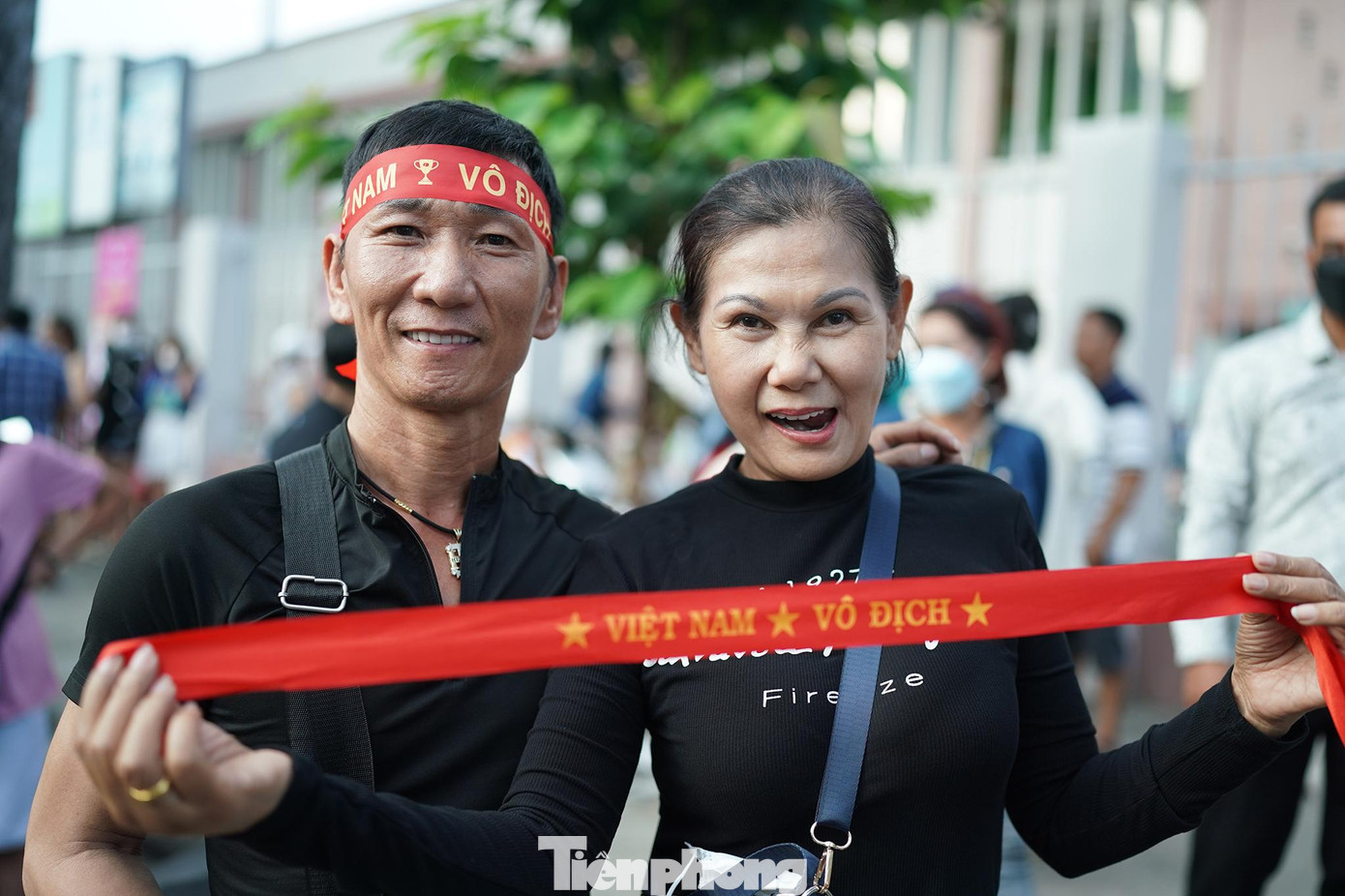 Cặp đôi khiêu vũ Trần Mạnh Hùng thuộc CLB Khiêu vũ quận 12 lên sân từ sớm tìm mua vé.