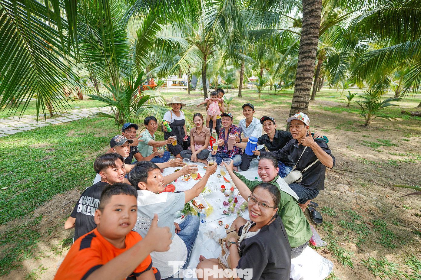 Một đại gia đình tránh nóng vườn dừa bên trong KDL Suối Tiên ngày cận lễ.