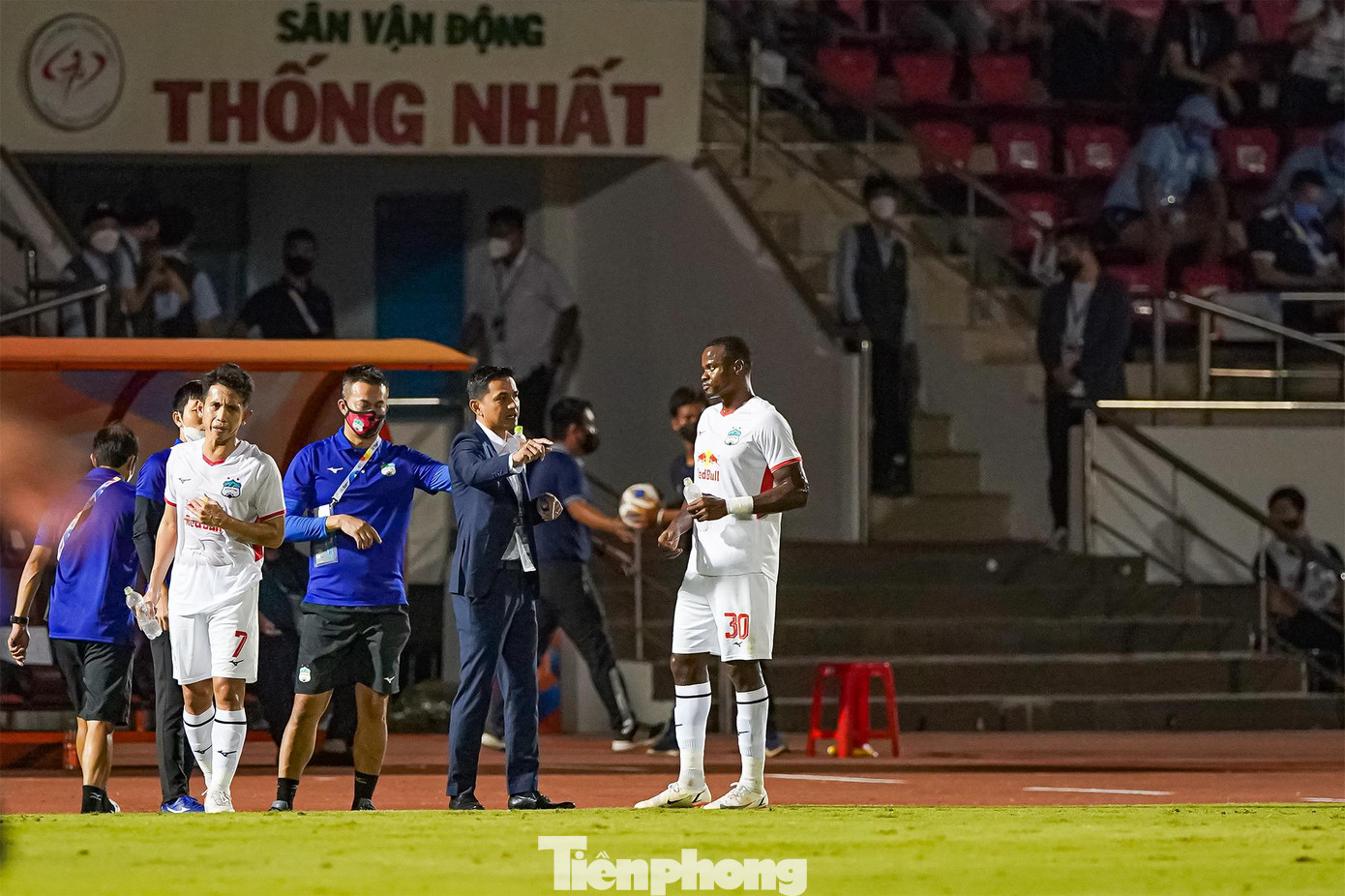 Phòng ngự chắc chắn; hàng tiền vệ cầm bóng tốt, tranh chấp hiệu quả, cộng thêm tốc độ và kỹ thuật của Văn Toàn ở tuyến đầu, HAGL đã tạo ra một thế trận tốt trước Sydney FC.