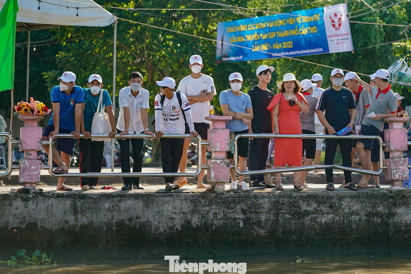 Người dân ai cũng tranh thủ ra sớm từ khi mặt trời vừa lên để tìm vị trí theo dõi tốt nhất.