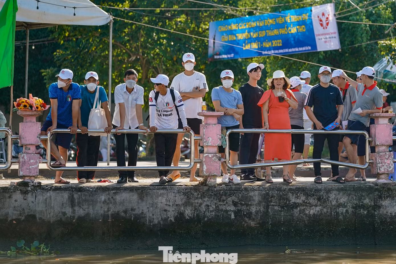 Người dân ai cũng tranh thủ ra sớm từ khi mặt trời vừa lên để tìm vị trí theo dõi tốt nhất.