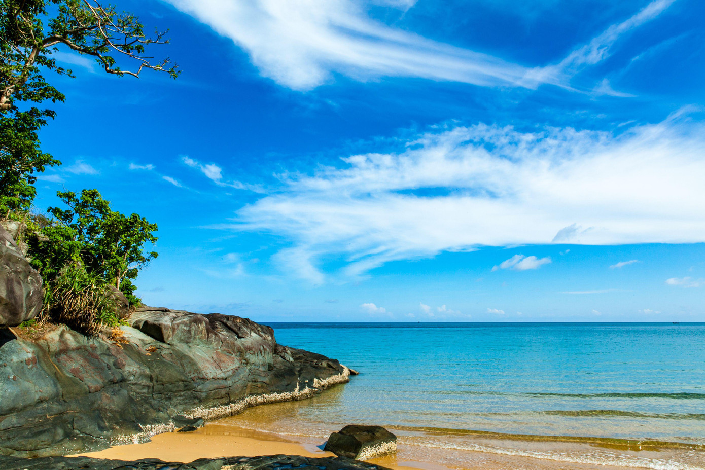 Vịnh Đầm Trầu là bãi biển thu hút nhiều du khách đến tắm vì nước êm, xanh trong. Từ đây mọi người có thể ngắm được máy bay đáp xuống sân bay Cỏ Ống giống như ở đảo Krabi, Thái Lan. Đặc biệt, cạnh đó là bãi biển Bí Mật có khung cảnh trữ tình với rừng cây nhiều dây leo ma mị. Vịnh Đầm Trầu là bãi biển thu hút nhiều du khách đến tắm vì nước êm, xanh trong. Từ đây mọi người có thể ngắm được máy bay đáp xuống sân bay Cỏ Ống giống như ở đảo Krabi, Thái Lan. Đặc biệt, cạnh đó là bãi biển Bí Mật có khung cảnh trữ tình với rừng cây nhiều dây leo ma mị.