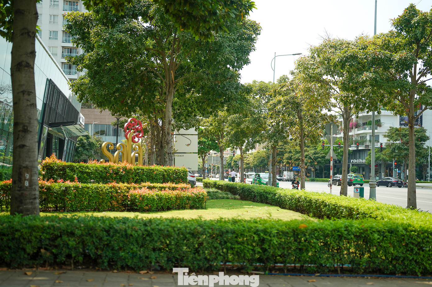 Khu đô thị Sala do Công ty Đại Quang Minh làm chủ đầu tư. Đại Quang Minh cũng chính là doanh nghiệp làm 4 tuyến đường chính trong Khu đô thị mới Thủ Thiêm theo hình thức hợp đồng BT.