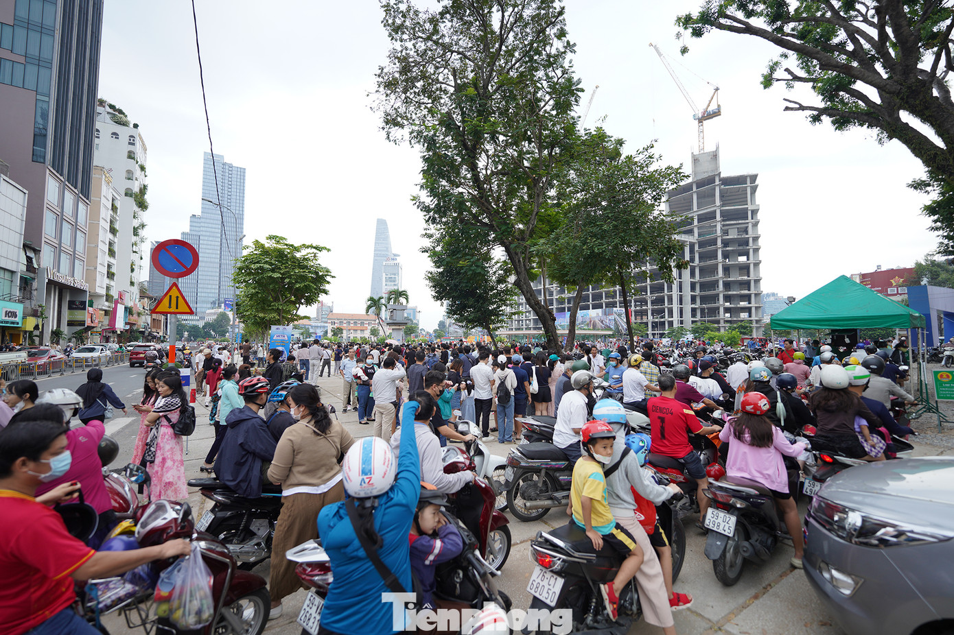 Khu vực bãi xe, công viên, giếng trời tại ga Bến Thành đông nghẹt người xếp hàng chờ mở cửa.