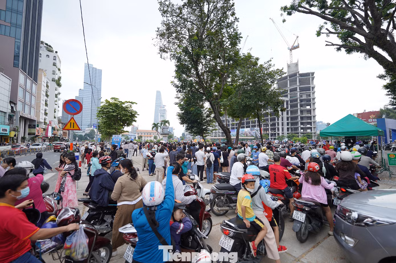 Khu vực bãi xe, công viên, giếng trời tại ga Bến Thành đông nghẹt người xếp hàng chờ mở cửa.