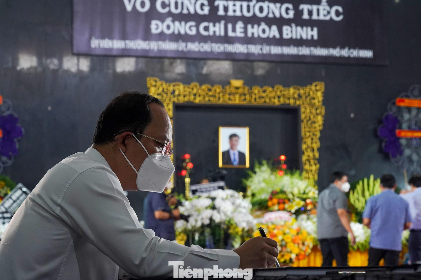 "Thật nghẹn ngào, đau xót, em cầu mong anh an nghỉ trong giấc ngủ ngàn thu. Em mong gia đình hãy nén đau thương, tự hào về một người chồng, người cha đã sống trọn đời cho nhân dân và cho đất nước. Vĩnh biệt anh Bảy thân thương!"- Phó Bí thư Thành uỷ TPHCM, Nguyễn Hồ Hải.