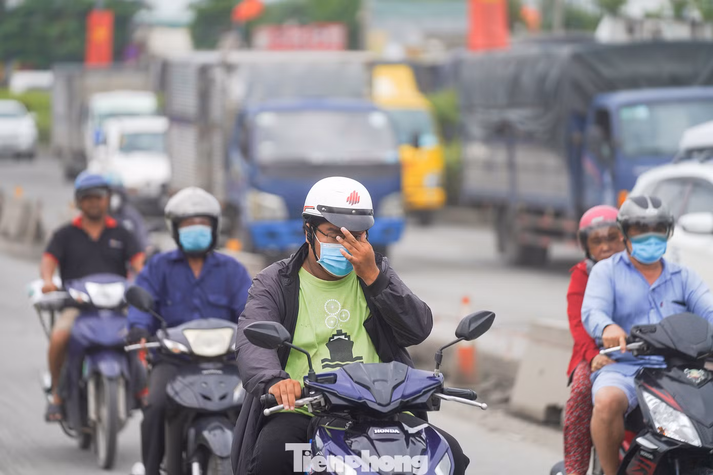 Tại một số đoạn đang thi công, lượng bụi từ bùn xuất hiện ngày càng dày đặc. Tại một số đoạn đang thi công, lượng bụi từ bùn xuất hiện ngày càng dày đặc.