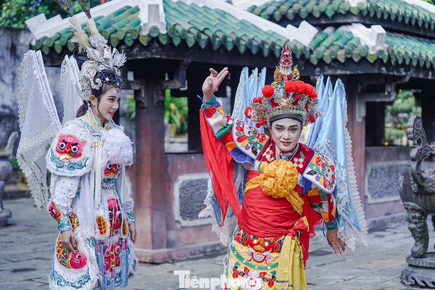 Một hoạt động khá thu hút người dân và du khách chính là nghệ thuật hát bội được các nghệ sĩ của Nhà hát Nghệ thuật Hát bội TPHCM vào mỗi cuối tuần. Nếu may mắn, du khách sẽ được xem các diễn viên hoá trang, tập tuồng trước khi lên sân khấu biểu diễn. Nghệ sĩ Hoàng Hà đang hướng dẫn cho diễn viên trẻ Ngọc Tâm cách chuyển bộ, đảo thế. Một hoạt động khá thu hút người dân và du khách chính là nghệ thuật hát bội được các nghệ sĩ của Nhà hát Nghệ thuật Hát bội TPHCM vào mỗi cuối tuần. Nếu may mắn, du khách sẽ được xem các diễn viên hoá trang, tập tuồng trước khi lên sân khấu biểu diễn. Nghệ sĩ Hoàng Hà đang hướng dẫn cho diễn viên trẻ Ngọc Tâm cách chuyển bộ, đảo thế.