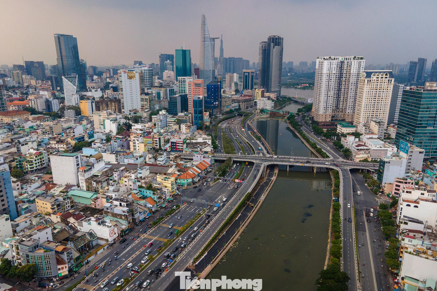 Theo Trung tâm Quản lý giao thông công cộng, phía trước hầm sông Sài Gòn là nút giao Ký Con - Võ Văn Kiệt, lưu lượng lưu thông lớn, thường xuyên xảy ra xung đột giao thông nên gây ra ùn tắc. Do đó, quá trình di chuyển vừa mất thời gian, gây ùn tắc phía đường Võ Văn Kiệt. Sau khi đường song hành Võ Văn Kiệt hoàn thành, các phương tiện có thể đi thẳng, hạn chế ùn tắc.