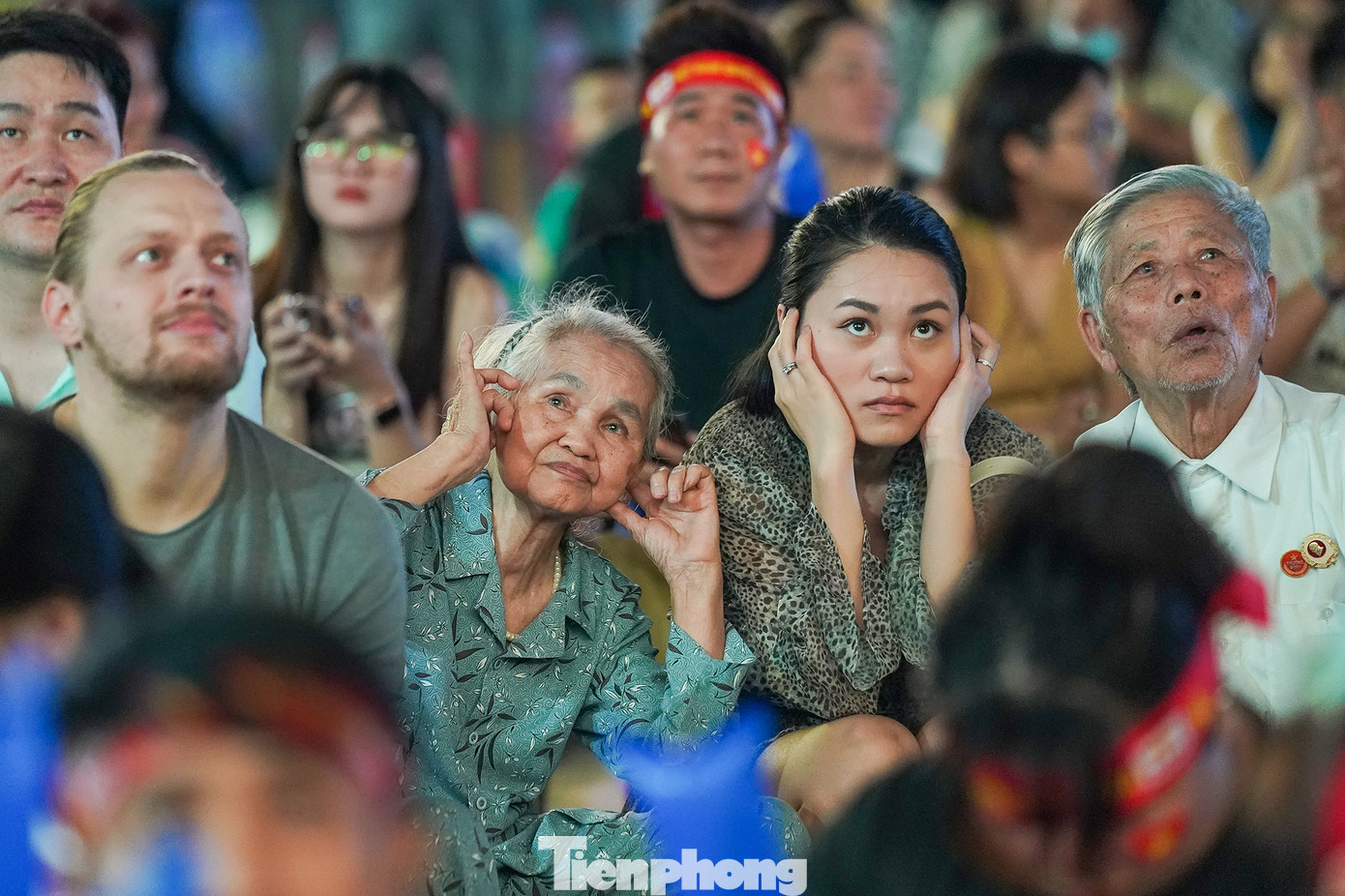 Ông Lê Văn Cử (85 tuổi, quê Thanh Hoá) cùng vợ là bà Hà Thị Nương (78 tuổi) cùng hai cháu ngoại gái và cháu rể là Việt kiều Đức ra chung không khí cổ vũ với người dân. &quot;Bà nhà và cháu tôi không chịu nổi áp lực từ loa nên hay bịt tai lại mỗi khi MC hô vang. Tôi chưa bao giờ bỏ lỡ bất kỳ trận đấu nào của đội tuyển nam và nữ Việt Nam. Đây là lần đầu tiên tôi vào TPHCM du lịch. Kỉ niệm này thật đáng nhớ, các cháu gái cố lên&quot;, ông Cử chia sẻ.