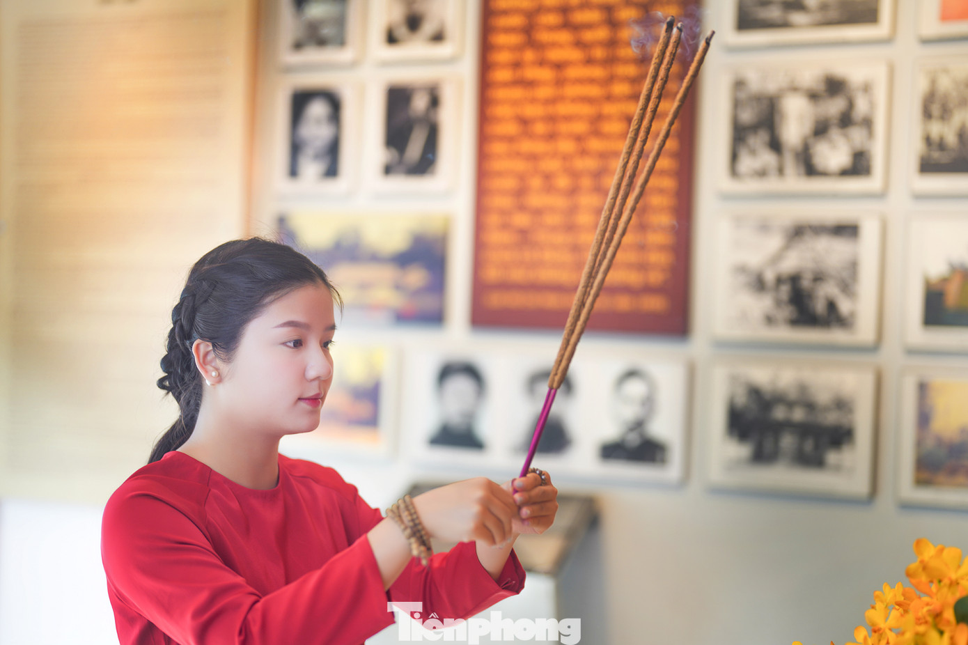 Bạn trẻ Nguyễn Thị Tường Vy (ngụ quận Bình Thạnh) thắp hương tưởng nhớ Bác Hồ trong lần đầu đến với địa chỉ đỏ này.