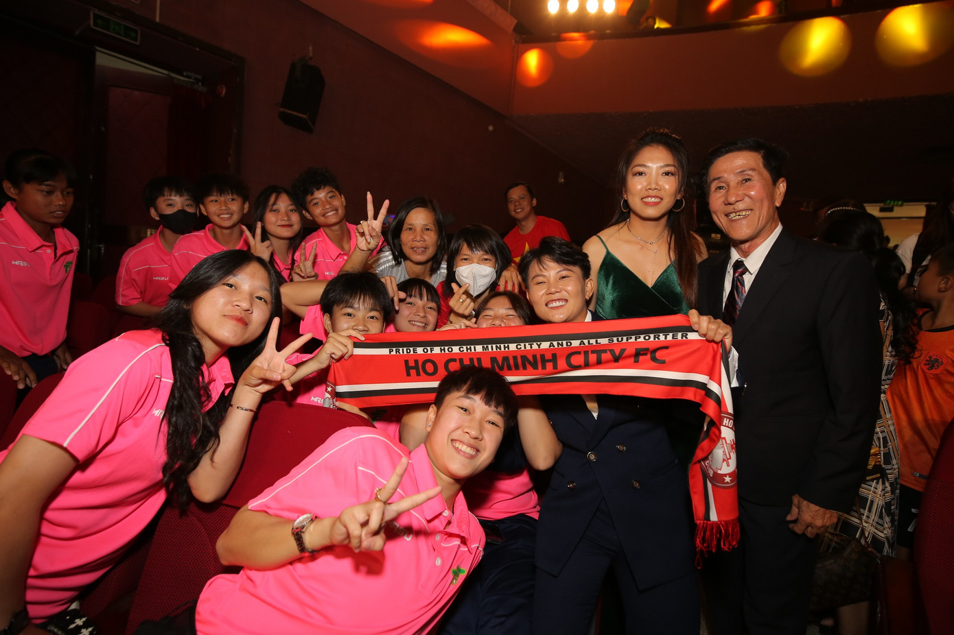 Như một biểu tượng truyền cảm hứng, Huỳnh Như được các cầu thủ trẻ vây lấy chụp ảnh. Như một biểu tượng truyền cảm hứng, Huỳnh Như được các cầu thủ trẻ vây lấy chụp ảnh.