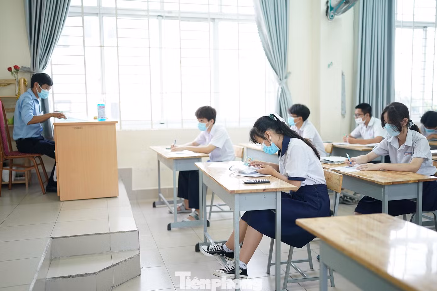 Theo báo cáo từ Sở GD&amp;ĐT TPHCM, tỷ lệ thí sinh đến làm thủ tục dự thi ngày 10/6 là 98,58%. Báo cáo từ các điểm thi cho biết, có một thí sinh thuộc diện F0, được bố trí thi ở phòng riêng. 8 trường hợp khác bị tai nạn không thể viết. Các em được bố trí phòng riêng, có hai cán bộ coi thi, một người hỗ trợ ghi bài, người còn lại giám sát. Quá trình làm bài sẽ được ghi âm, ghi hình.