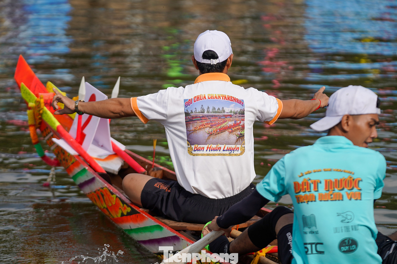 HLV Lý Thành Quý bắt nhịp cho toàn đội khua chèo ngay sau nghi thức cầu nguyện.