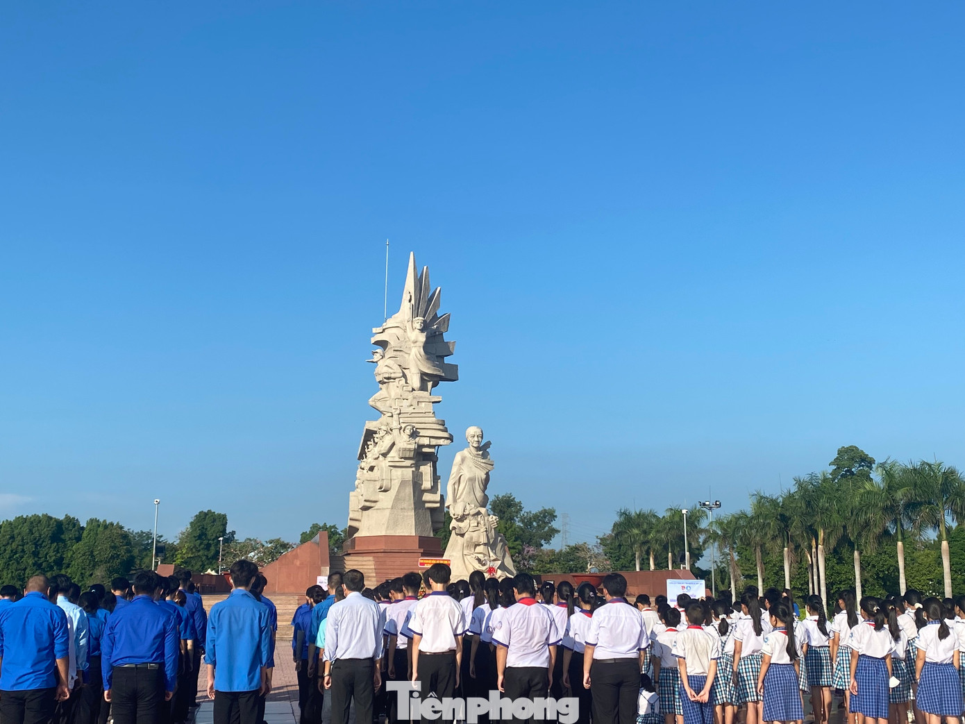 Đoàn viên thanh niên, đội viên kính cẩn nghiêng mình, dâng hoa, thắp hương tri ân và tưởng nhớ các thế hệ cách mạng tiền bối.