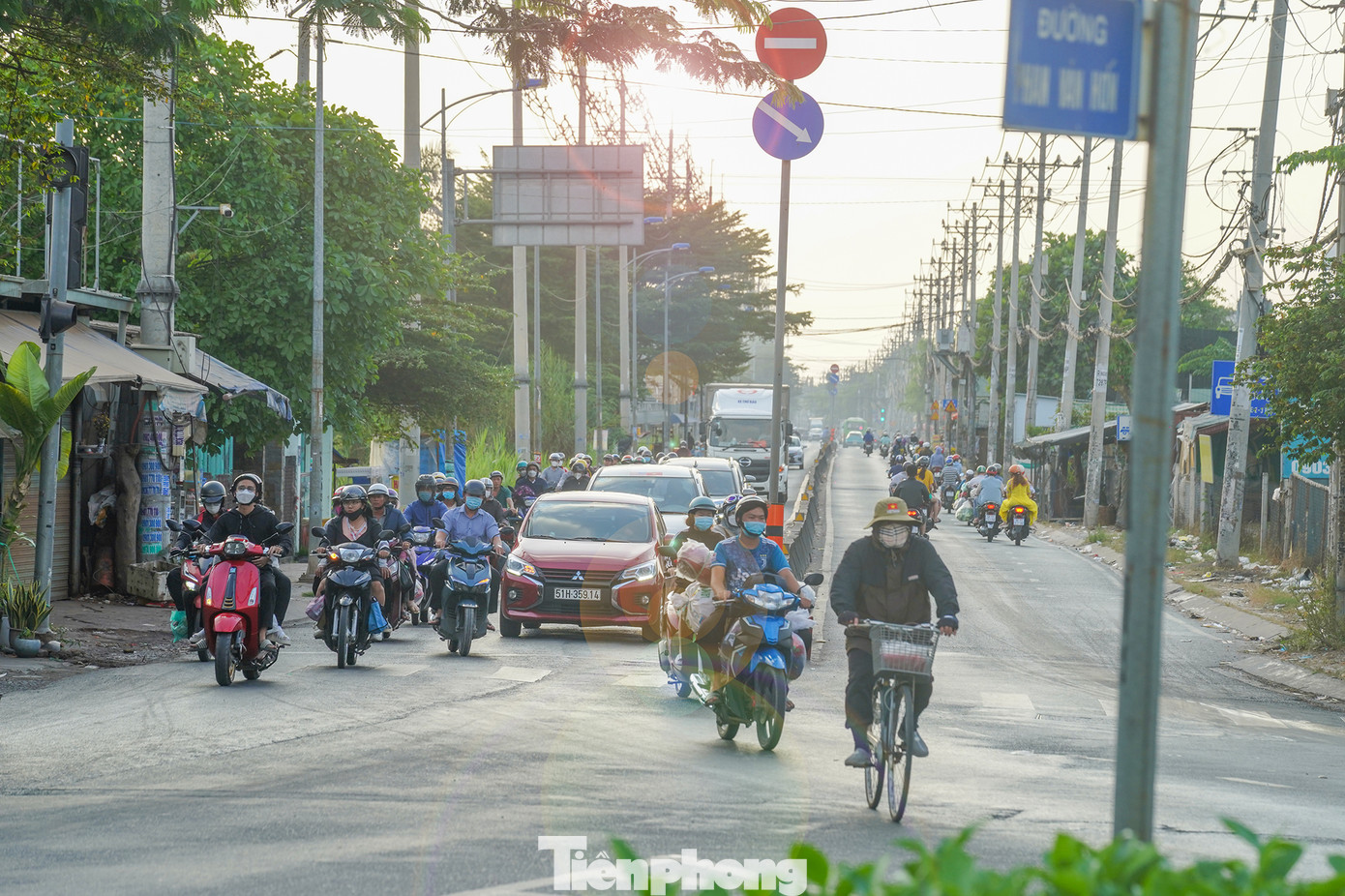 Ngã ba Giồng, đoạn giao đường Phan Văn Hớn- Nguyễn Văn Bứa (huyện Hóc Môn, TPHCM), hai làn xe chênh lệch lượng phương tiện khi hướng từ Long An vào trung tâm thành phố xe cộ khá đông, di chuyển chậm.
