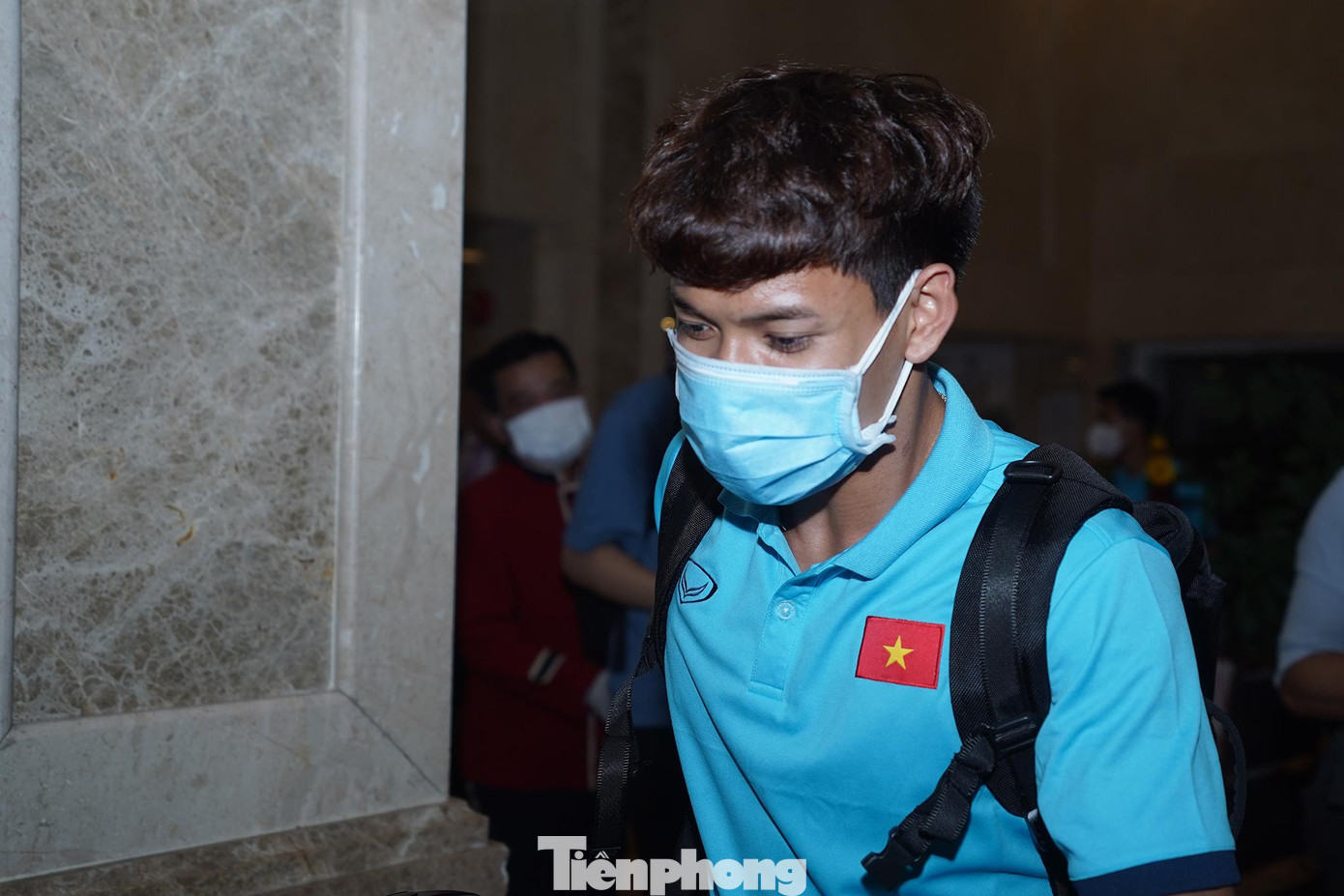 Bảo Toàn, người ghi bàn thắng duy nhất trong trận chung kết ngượng ngùng trước ống kính phóng viên và người hâm mộ.