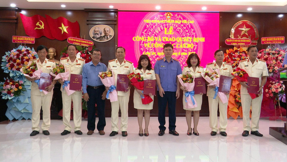 Trao quyết định bổ nhiệm cho 7 Phó Viện trưởng Viện KSND tỉnh Tây Ninh (mới). Trao quyết định bổ nhiệm cho 7 Phó Viện trưởng Viện KSND tỉnh Tây Ninh (mới).