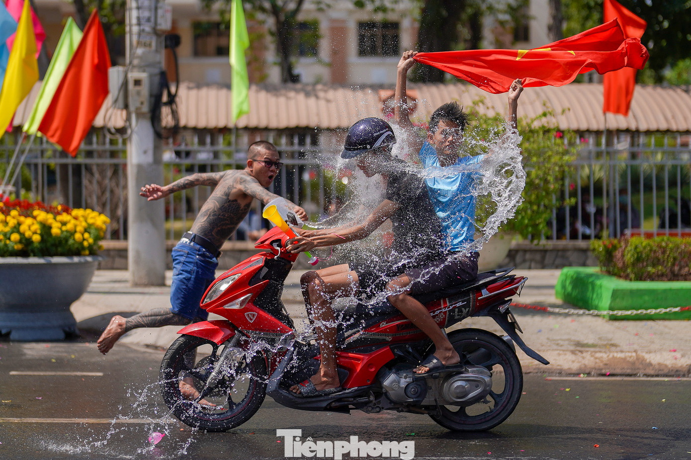 Nhiều người dân cho biết, tục lệ này gần đây đang có dấu hiệu "biến tướng" vì trước kia được làm rất đơn giản. Theo ông Nguyễn Văn Mười (Khu phố 2, thị trấn Tầm Vu), trước kia người dân không có nhiều xe máy, chủ yếu tạt nước vào xe đò. "Tôi cúng lễ từ năm 1989 đến nay, mấy cảnh chạy xe nẹt pô, lạng lách trước kia không có... Vì vậy, vào những ngày này, người dân hạn chế chạy xe, chỉ đứng trên vỉa hè theo dõi".