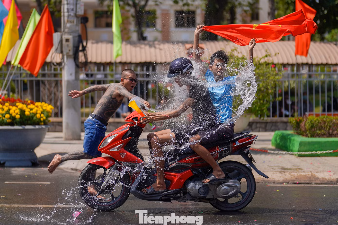 Nhiều người dân cho biết, tục lệ này gần đây đang có dấu hiệu "biến tướng" vì trước kia được làm rất đơn giản. Theo ông Nguyễn Văn Mười (Khu phố 2, thị trấn Tầm Vu), trước kia người dân không có nhiều xe máy, chủ yếu tạt nước vào xe đò. "Tôi cúng lễ từ năm 1989 đến nay, mấy cảnh chạy xe nẹt pô, lạng lách trước kia không có... Vì vậy, vào những ngày này, người dân hạn chế chạy xe, chỉ đứng trên vỉa hè theo dõi".
